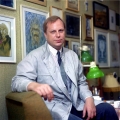 Артист Юрий Богатырев на фоне своих работ