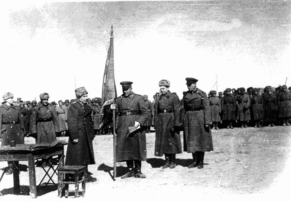 Фото: Вручение знамени 1 гвардейской стрелковой дивизии, 1941 год