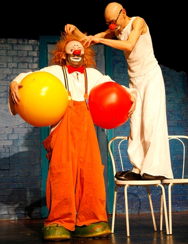 Фото: театр создал свой неповторимый стиль на стыке клоунады, эстрады и трагифарса.