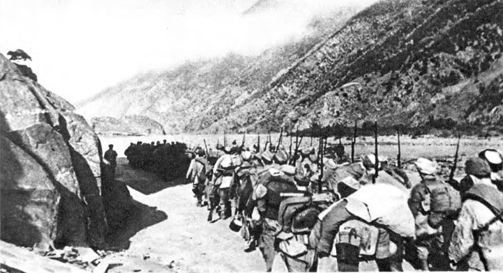 Фото: Советские подкрепления идут на фронт. Северный Кавказ. 1942 г.