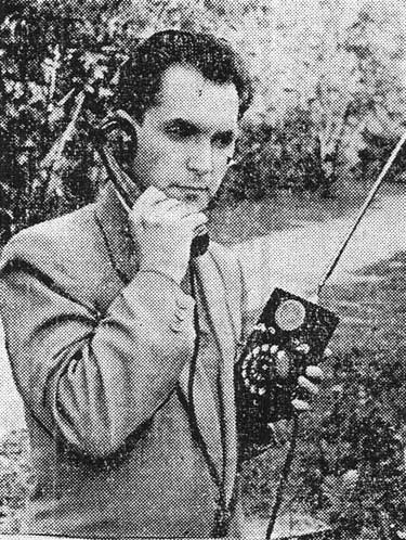 Фото: С таким аппаратом можно было уже разговаивать по телефону на ходу ("Орловская правда", декабрь 1961, Фото В. Щербакова. (АПН)