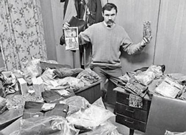 Фото: Конфискованный советской таможней контрабандный товар, 1980 год