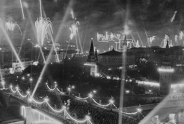 Фото: Салют в День Победы. Москва. 9 мая 1945 года.