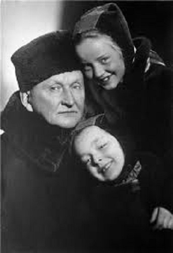 Фото: Певец Александр Вертинский с дочерьми Марианной и Анастасией 1953 год