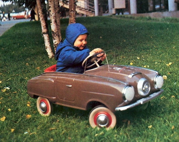 Фото: Советское детство на педальном автомобиле. 1976 год