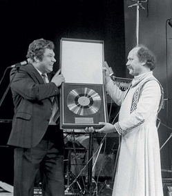 Фото: Вручение золотого диска  худруку ВИА  Песняры В. Мулявину, 1989 год
