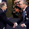 Жорес Алферов получает Нобелевскую премию