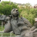 Памятник композитору Арно Бабаджаняну за роялем . Установлен в Ереване