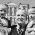 1947 год. Александр Вертинский с дочерьми на первомайской демонстрации. 