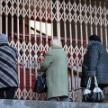 На место трагедии люди несут цветы