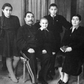 Семен Михайлович Буденный в кругу семьи с третьей женой Марией и детьми Ниной, сергеем и Машенькой