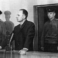 О.Пеньковский заслушивает приговор суда. 