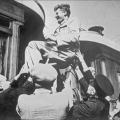 Железнодорожники качают члена полномочной комиссии Государственной Думы Эстонии Вейса после возвращении из Москвы, где Эстония была принята в состав СССР. Июль 1940г.