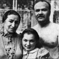 Вячеслав Молотов с женой Полиной Жемчужиной и дочкой Светланой, конец 1930-х. 