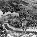 1964 год: студентка Йошинори Сакай, уроженка Хиросимы, несет олимпийский факел