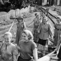 Работницы Вышневолоцкого хлоДе6вушки из бригады Валентины Ивановны Гагановой после смены идут помогать строителям