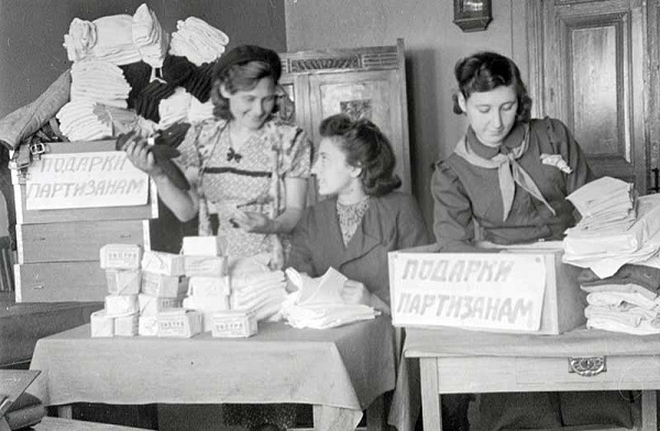 Фото: Комсомолки собирают посылки с подарками для отправки советским партизанам 