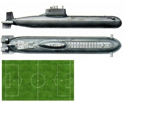 Фото: Размер самой крупной в мире атомной подлодки Акула  в сравнении с футбольным полем. 1976 год