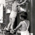 Дети покупают газировку в советских автоматторгах