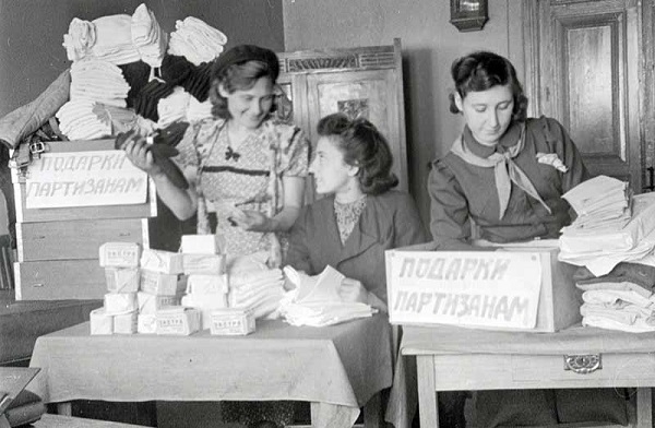 Фото: Комсомолки собирают посылки с подарками для отправки советским партизанам