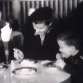 Советская семья лакомится пирожными в кафе