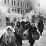 Жители блокадного Ленинграда выходят из бомбоубежища после отбоя тревоги 