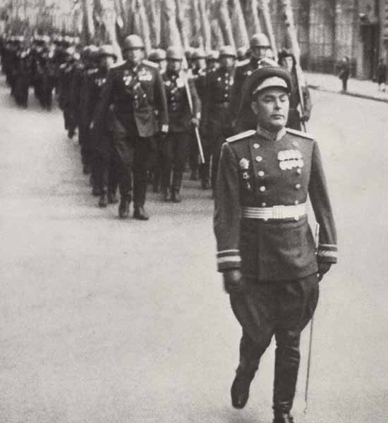 Фото: Леонид Ильич Брежнев на первом Параде Победы.