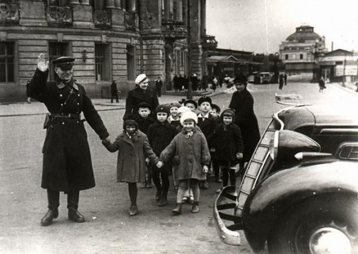 Фото: Советский милиционер и дети.