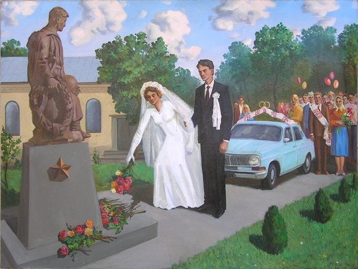 Фото: Свадебный обряд возложение цветов к памятникам.