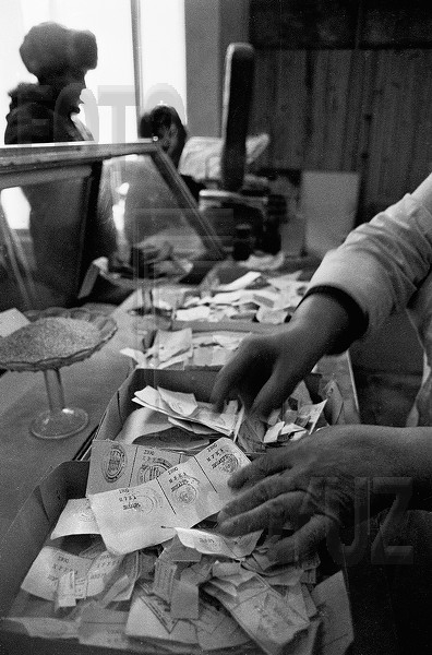 Фото: Отоваривают талоны.