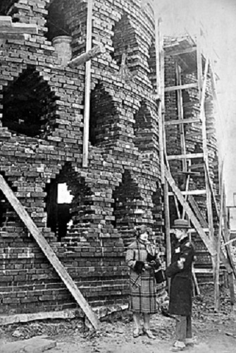 Фото: Строительство дома архитектора Константина Мельникова, 1927 год