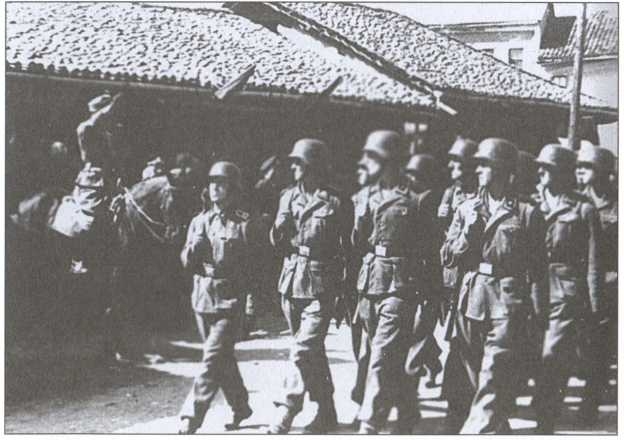 Фото: Личный состав крымско-татарского батальона Schuma. Крым. Осень, 1942 г.