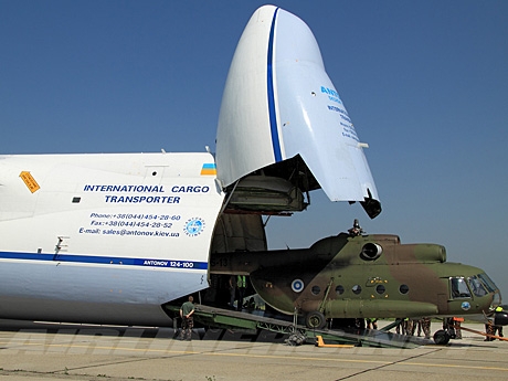 Фото: Погрузка-Ми17-в-Ан-124