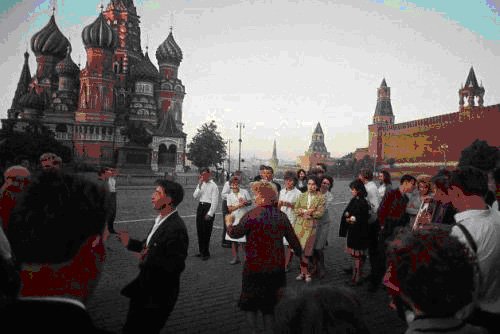 Фото: Выпускники танцуют на Красной площади