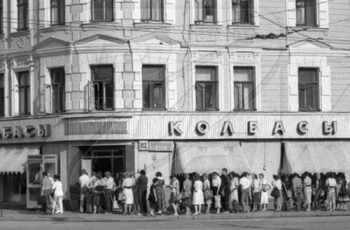 Фото: Очередь в колбасный магазин