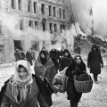 Жители блокадного Ленинграда выходят из бомбоубежища после отбоя тревоги