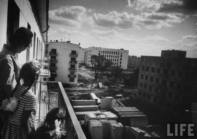 Фото: Люди радуются новоселью в новенькой хрущевке