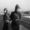 Юные пожарные на крыше Академии наук во время блокады Ленинграда. 1942 год