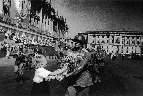 Фото: На Красной площади. Москва. 9 мая 1945 года.