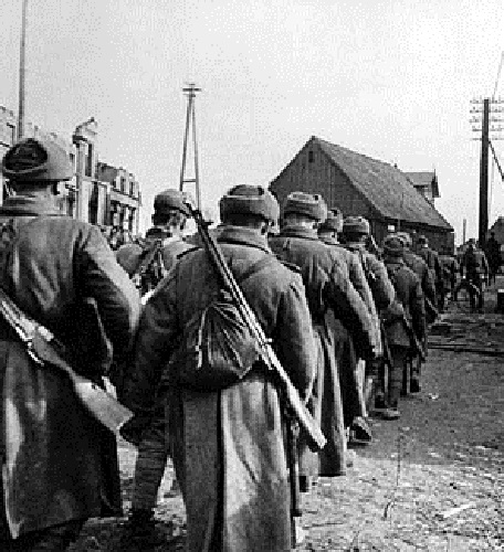 Фото: Солдаты на войне. За плечами - вещмешки сидоры.