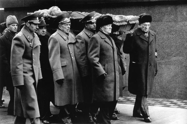 Фото: Руководством СССР было принято решение о создании комиссии по организации похорон Брежнева.