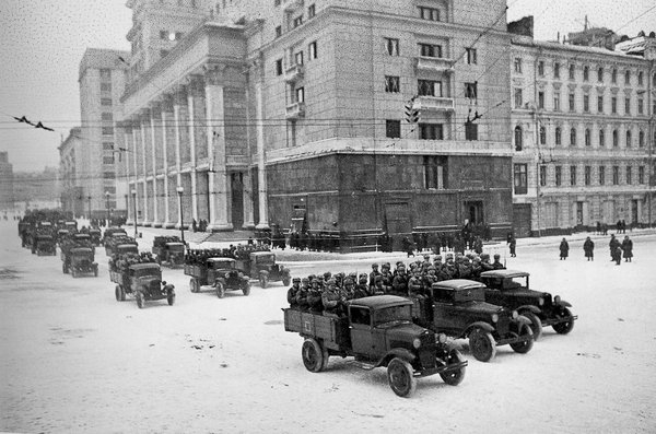 Фото: Полуторки уходят на войну